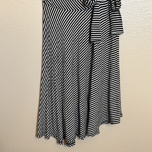 Set Of 2 Striped Dresses Size Medium - Picture 15 of 16